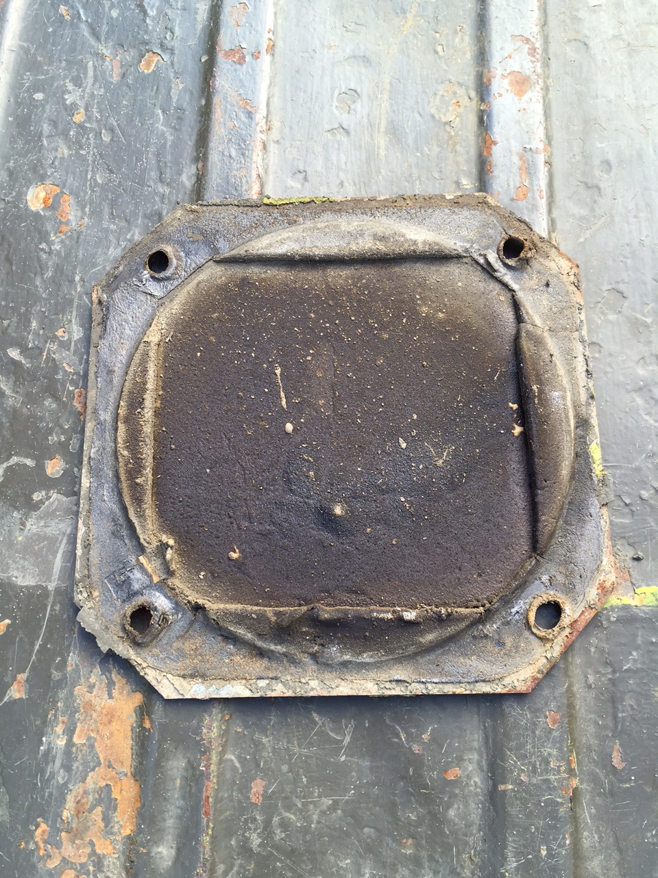 Seal on the bottom of the filler hole cover plate