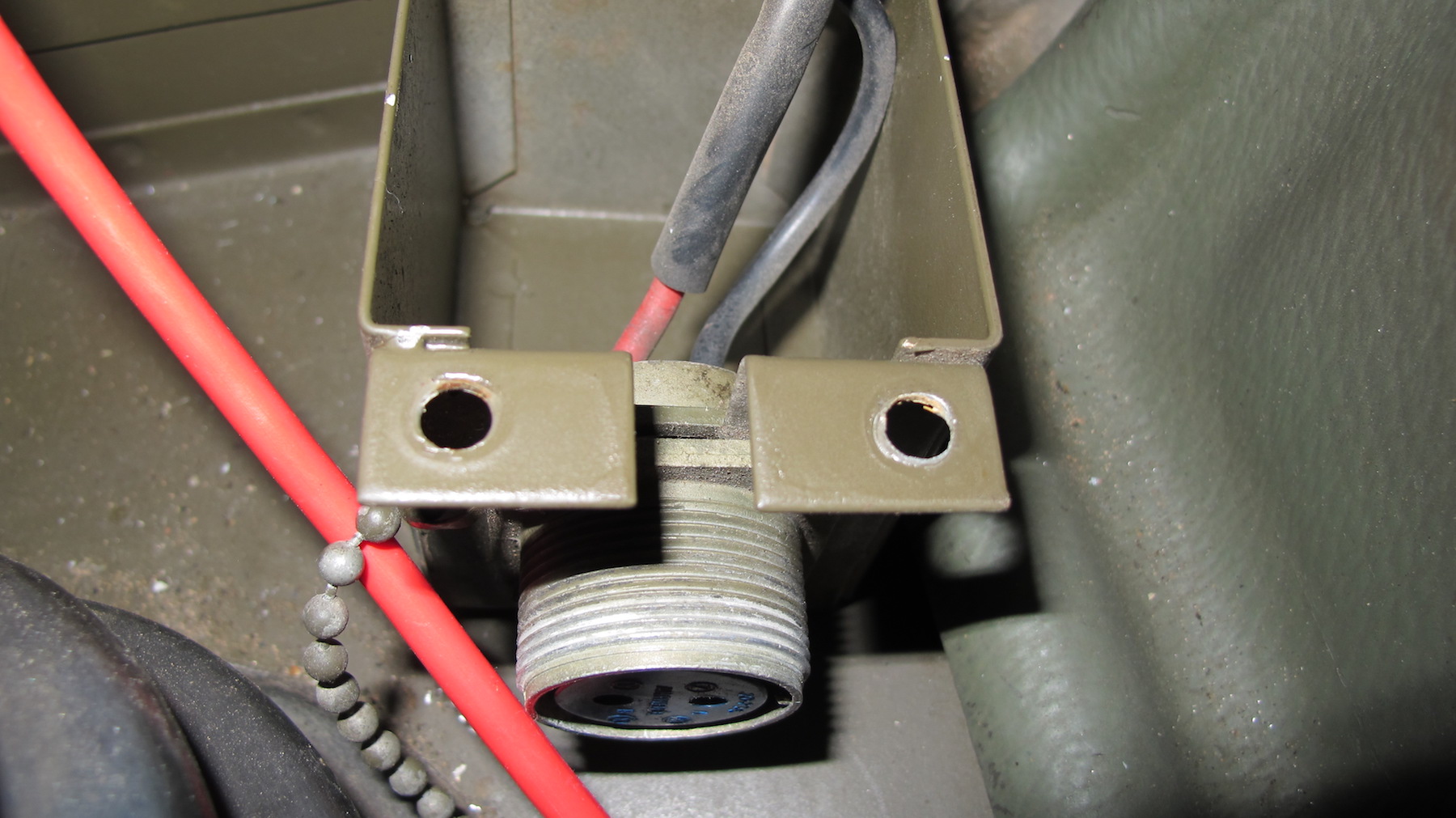 Radio plug short ground to the bulkhead