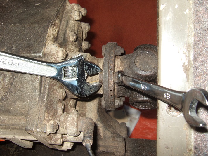 6 - Unscrew the 6 bolts and nuts (size 13) of the cardan-shaft at the gearbox end