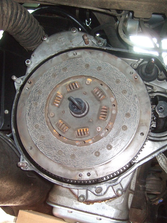 24 - Put the alignment-tool in the clutch-plate-sleeve and insert both in the flywheel