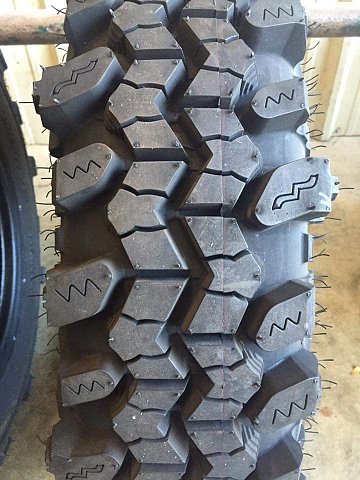 Super Swamper SX2 TSL 33 9.5 R16 tread.jpg